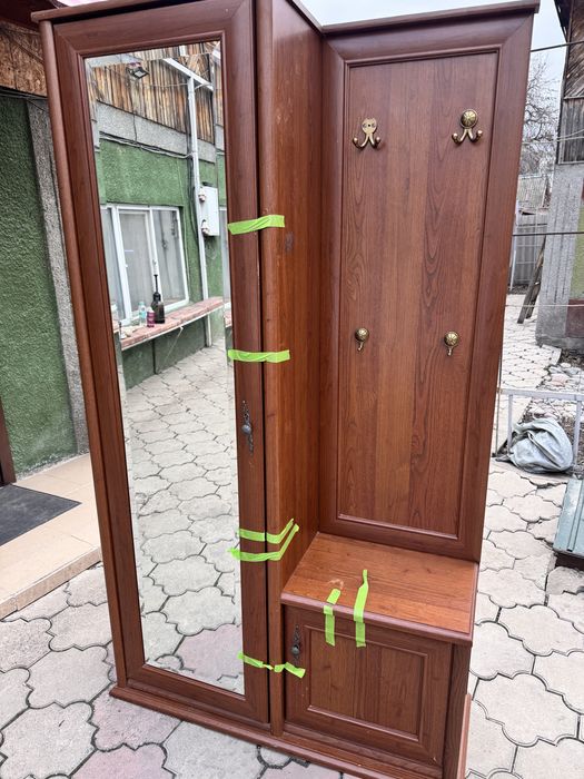 Прихожий шкаф и стол