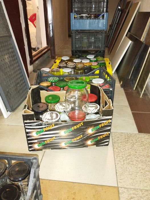 Продавам употребявани стъклени буркани на винт с различна вместимост