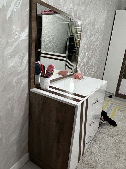 Комод с зеркалом.