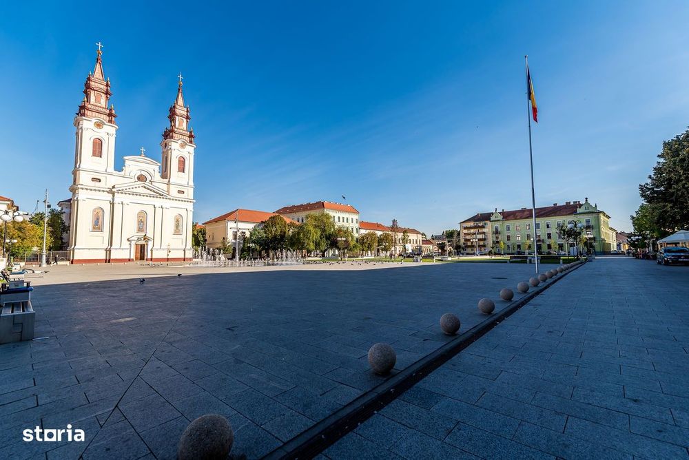 Apartament în Piața Catedralei pe două niveluri în Arad.