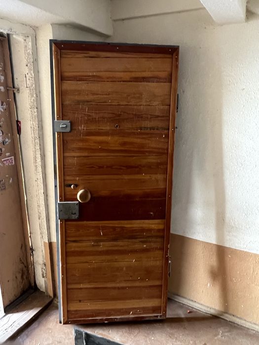 Srochno baqvat eshik sotiladi