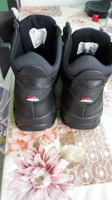 Продавам работни обувки