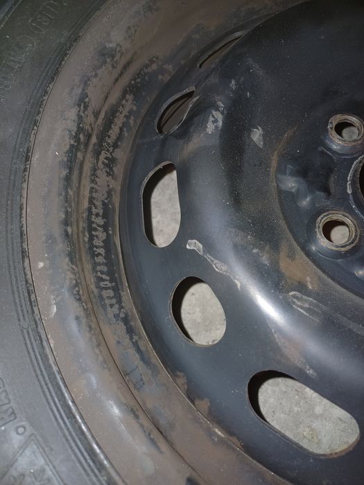 Продавам зимни гуми с железни джанти и тасове