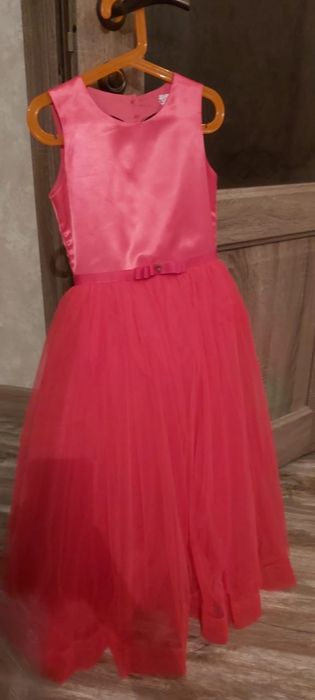 Продам платье на девочку 5-8лет