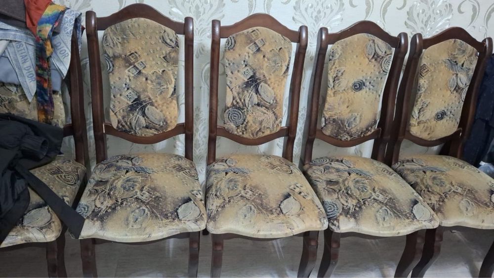 Стол и стулья для гостевого зала