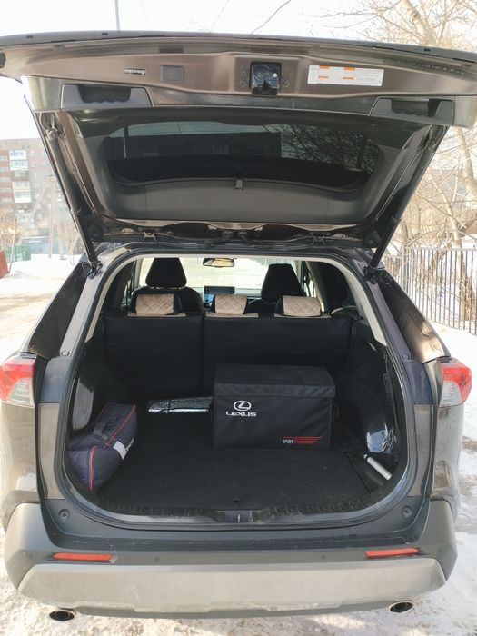 Toyota RAV4 2021 год.