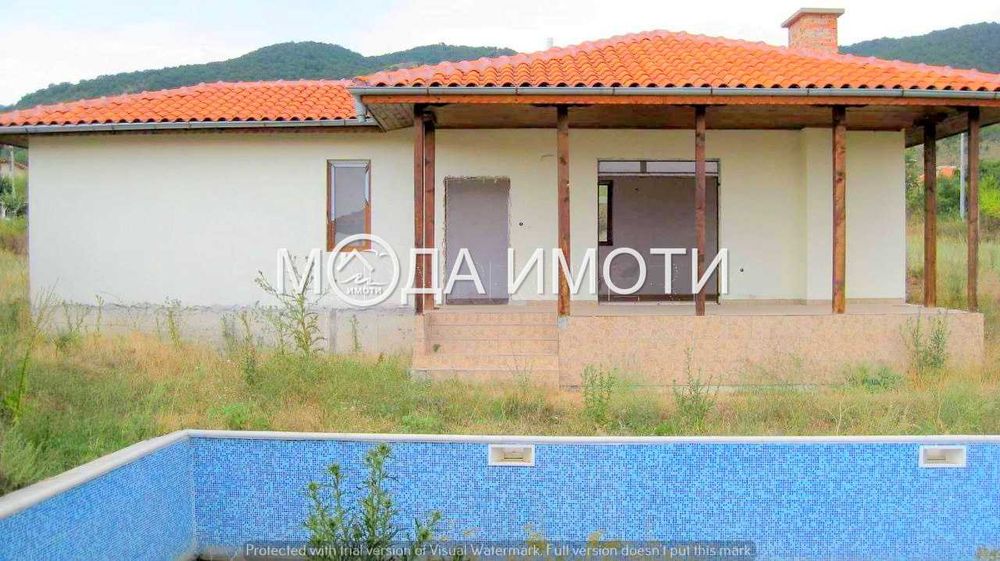 Инвестиционна възможност: Незавършен проект с 3 бунгала и  басейн.