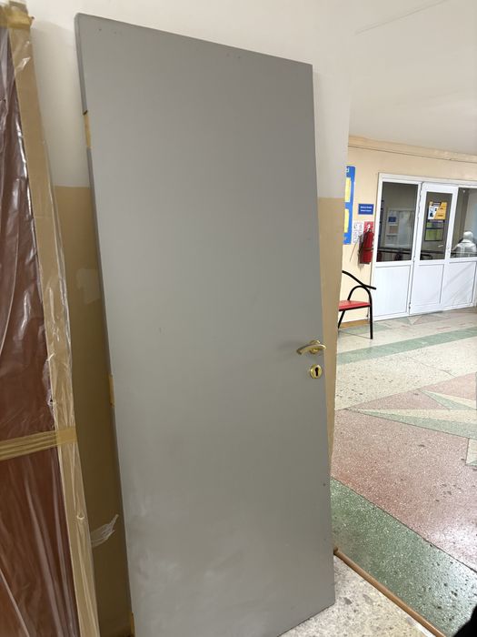 Дверь б/у цвет серый