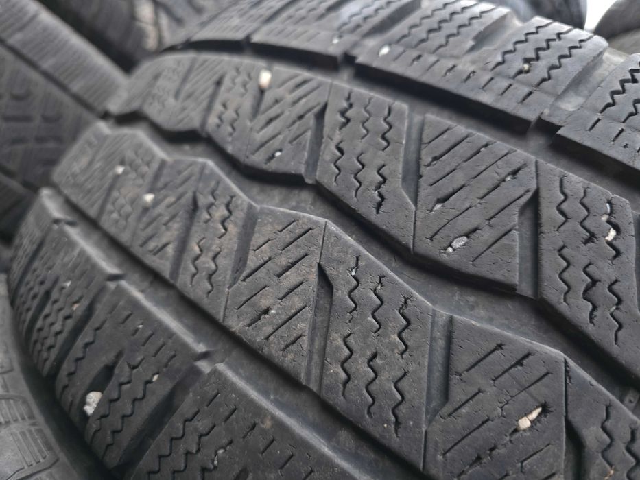 2бр Зимни гуми за бус 235 65 16 С - Hankook