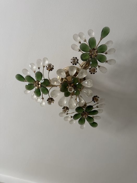 Люстра очень красивая.    .            .                             .