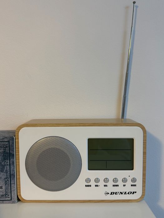 Vând radio DUNLOP cu design retro în stare bună, funcțional.