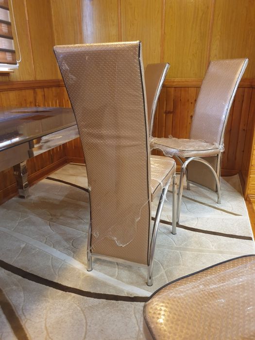 Продам новый стеклянный стол и шесть стульев