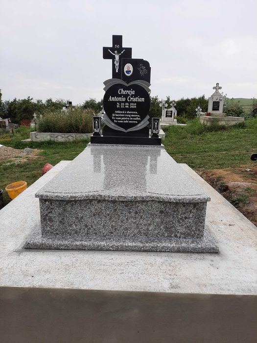 Monumente Funerare din granit brut,mai multe culori