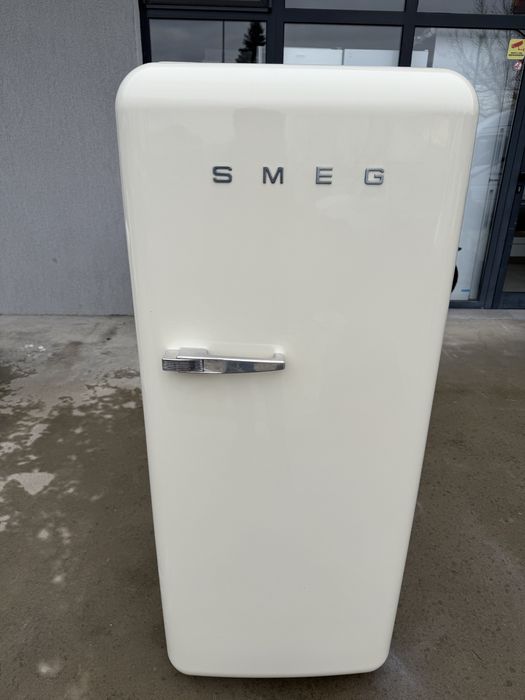 Бежов хладилник с камера SMEG