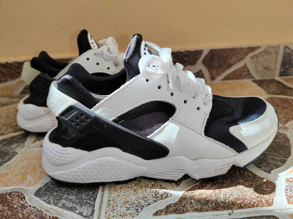 Nike Air Huarache
Black/ White-Black