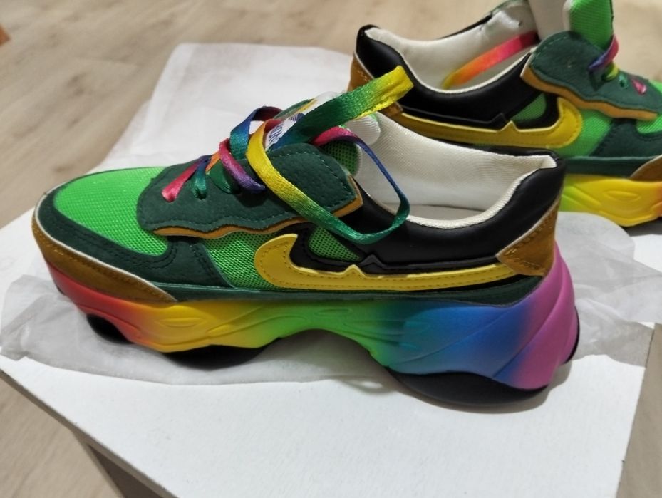 Срочно продам новую кроссовку