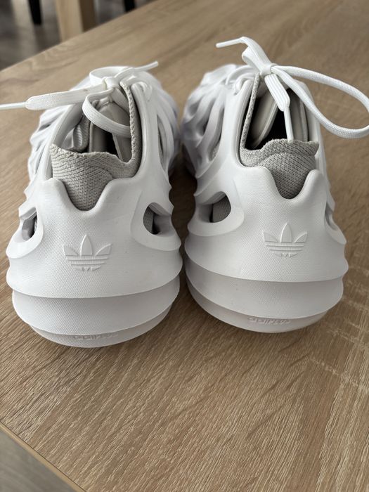 Adidasi.