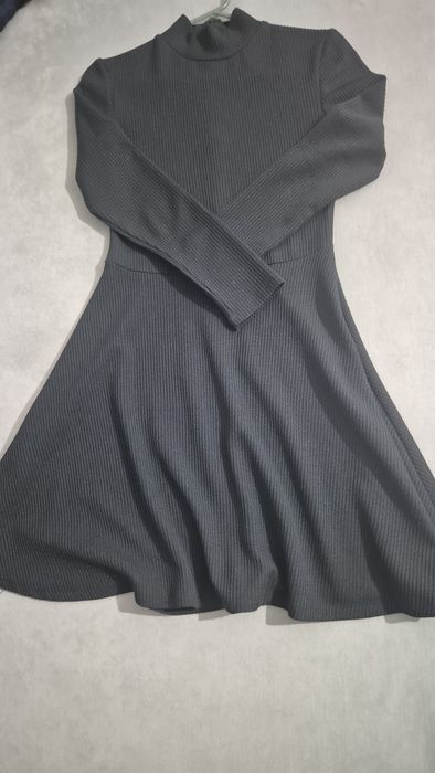 Чёрное платье с длинным рукавом