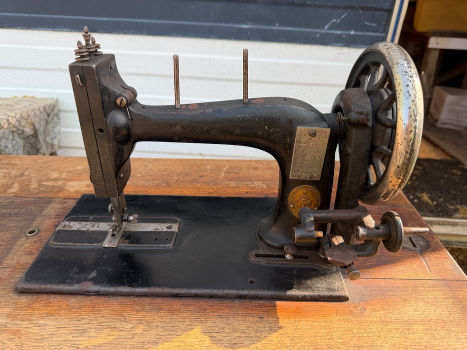 Mașină de cusut de colecție „The Best Sewing Machine” – completă, cu masă și pedală originale