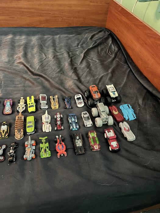50 Hot Wheels колички