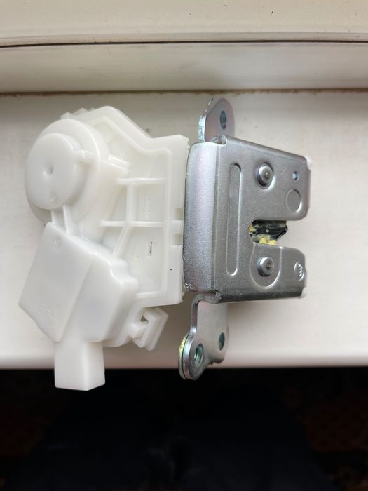 Замок багажника новый