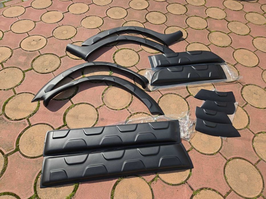 Set 12 Bandouri Laterale Model Off-Road STRIAT Protectii Bara Aripa USI Overfendere DACIA DUSTER I 2010-2017