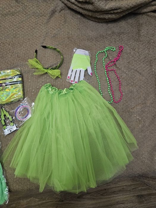 Vând costum pentru fete