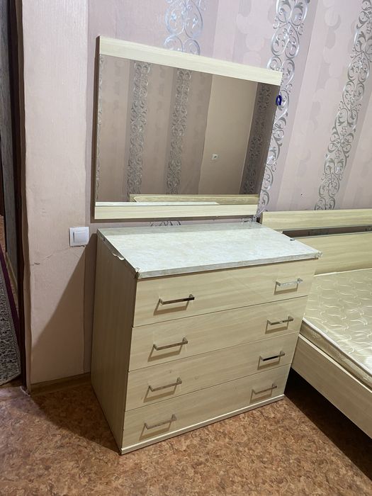 Кровать, матрас, шкаф, комод, тумбочки