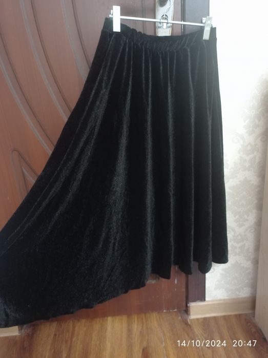 Qora velluriviy yupka