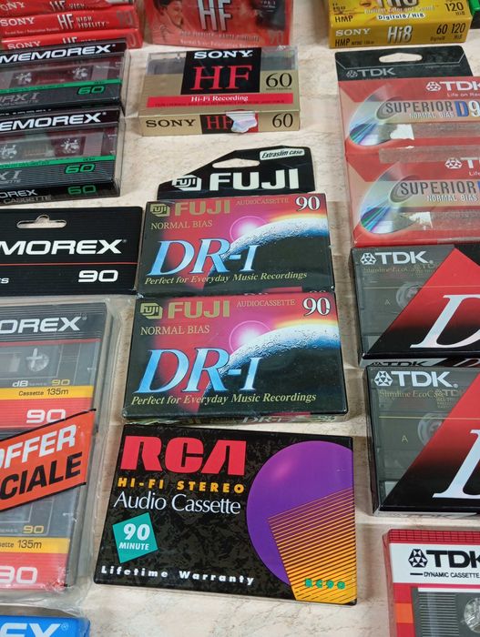 Продам аудио кассеты и видео кассеты для записи на видео камеру.