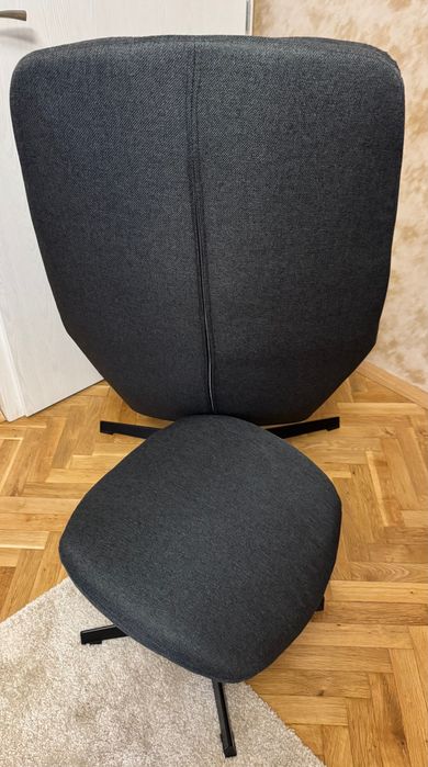 Удобно кресло с люлеещ механизъм и табуретка за краката