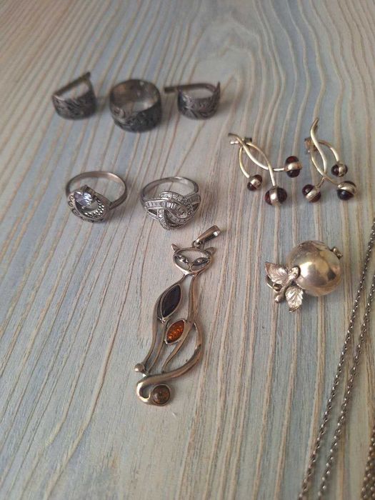 Серебряные сережки, кольцо, кулоны и подвески