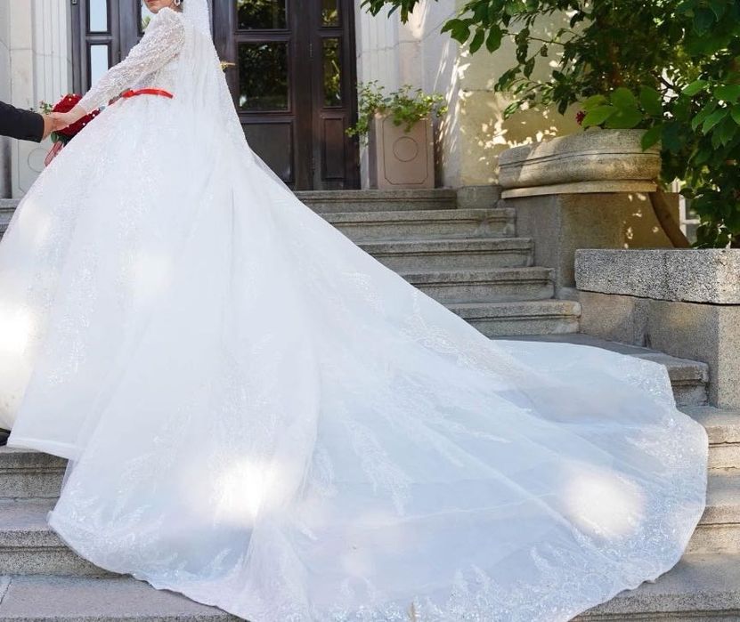 Булченска рокля с дълъг шлейф