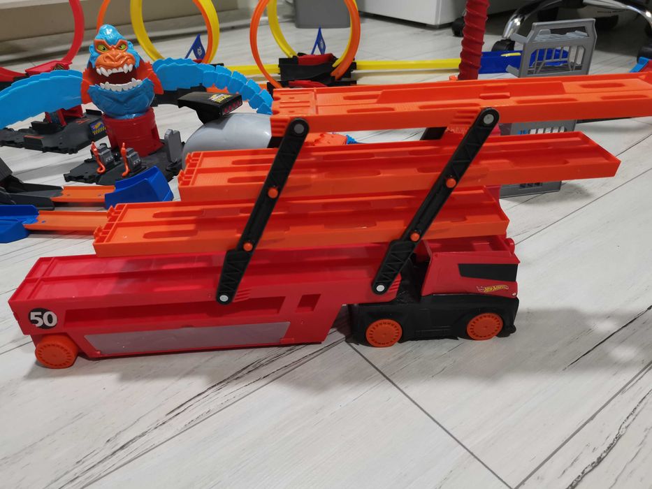 Продавам колички и писти на HotWheels