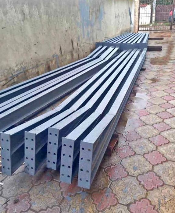 Vând structură metalică
10x20x4 din ipe de 160 
5 ferme 
10 stâlpii 
10 cuzineți 
Și șuruburi 

Toată structura metalică vin văpsită