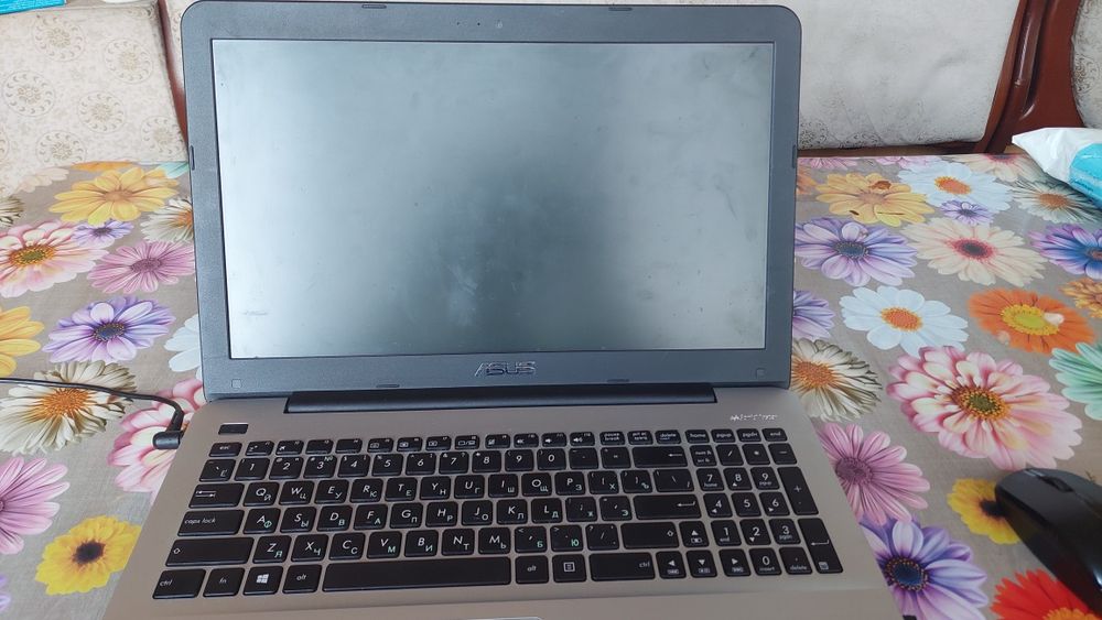 Notebook sotiladi Asus