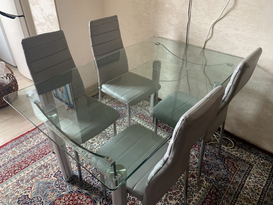 Стол стеклянный.