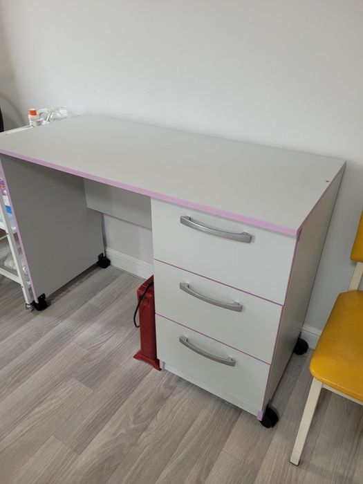 Стол письменный в отличном  состоянии