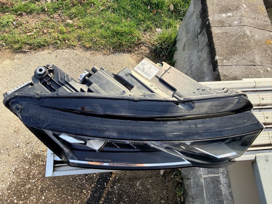 Десен фар за Skoda Oktavia IV Matrix-25”