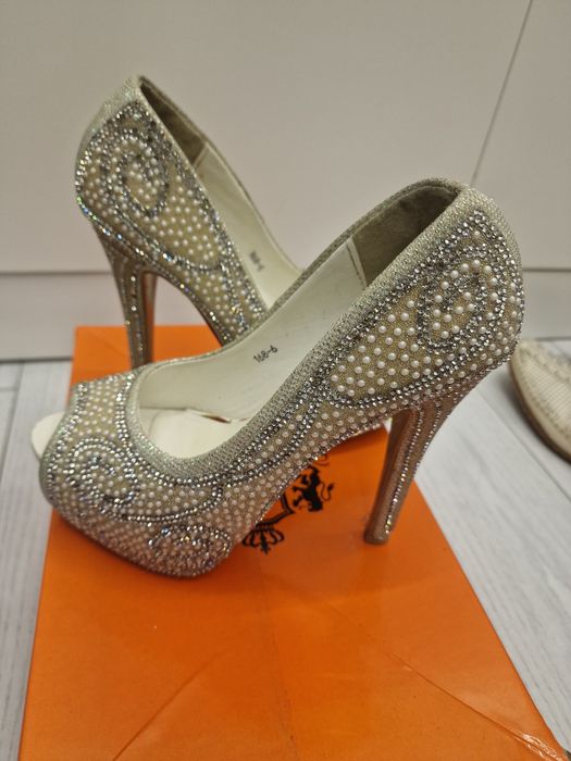 Красивые туфли, со стразами