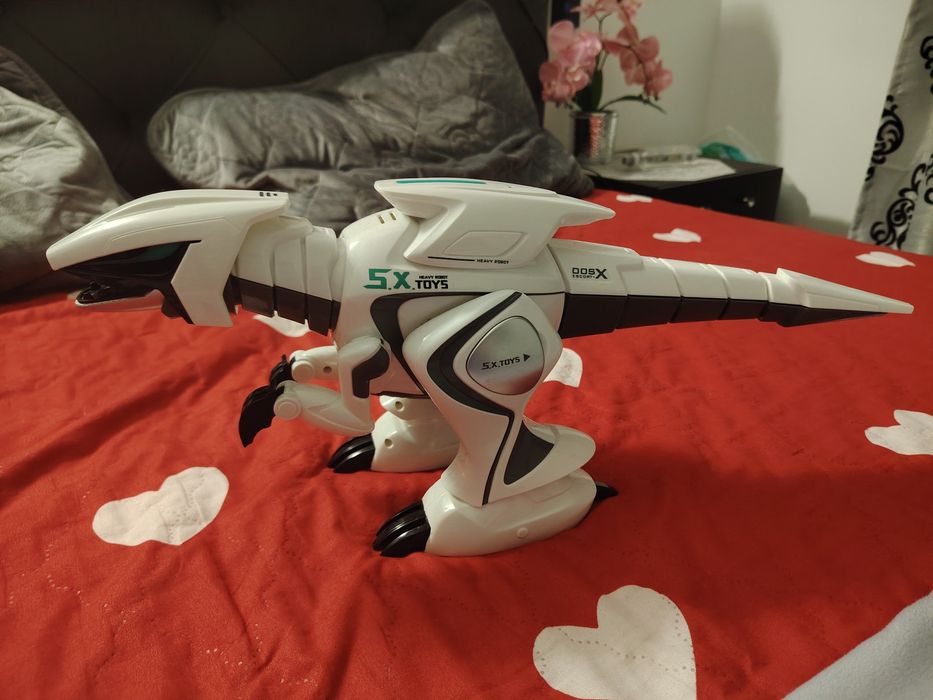 Robot dragon cu multimple functii