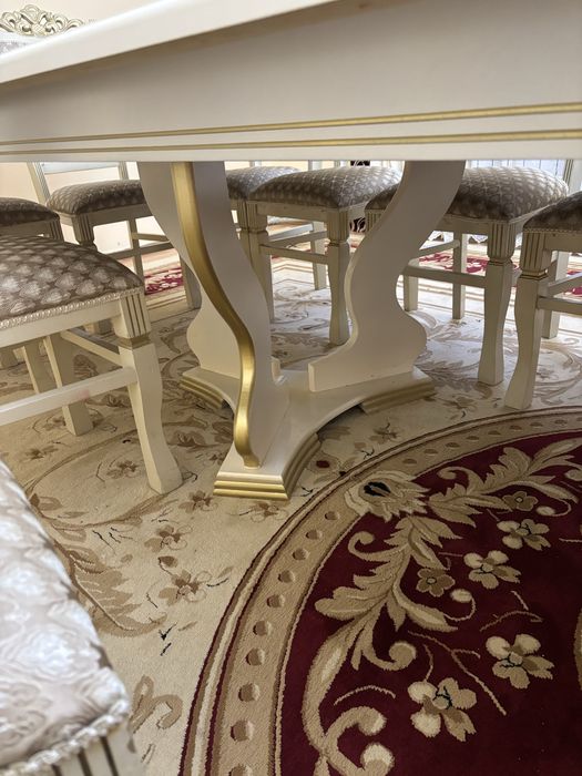 Стол и стулья для гостиной