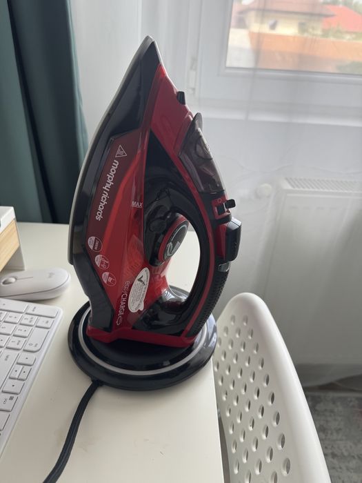 Fier de calcat fara cablu Morphy Richards