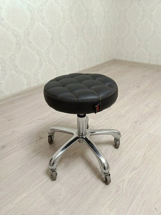 Стул мастера на колесиках для салона. Осталось 3 штуки