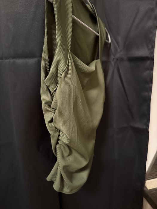 Зелен потник с вградени подплънки