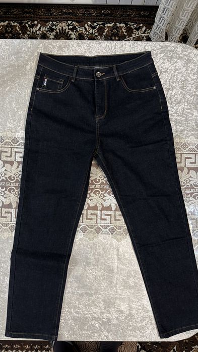 Новые джинсы темносинего цвета