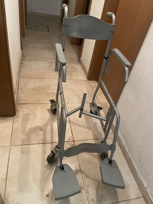 Инвалиден стол/ проходилка