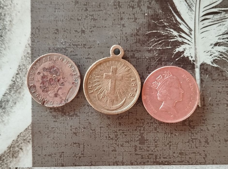 Vând monede vechi și teacă de baionetă