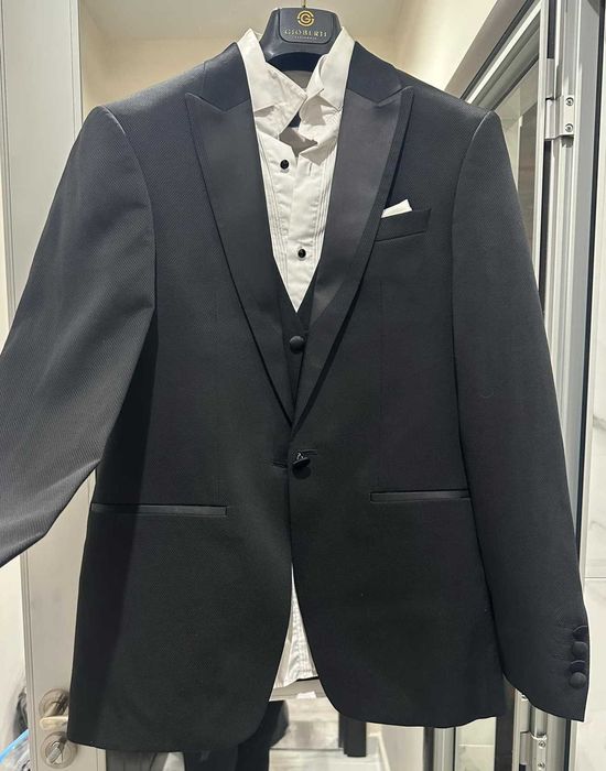 Мъжки официални костюми