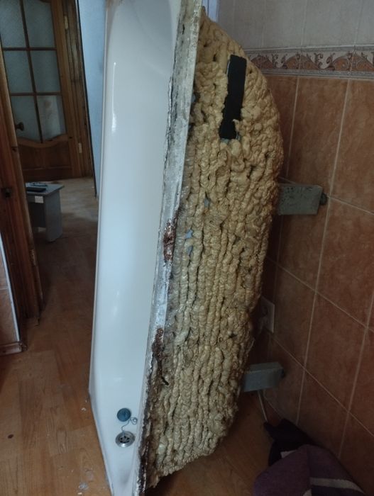 Продам ванную 150/70 раковину, унитаз.